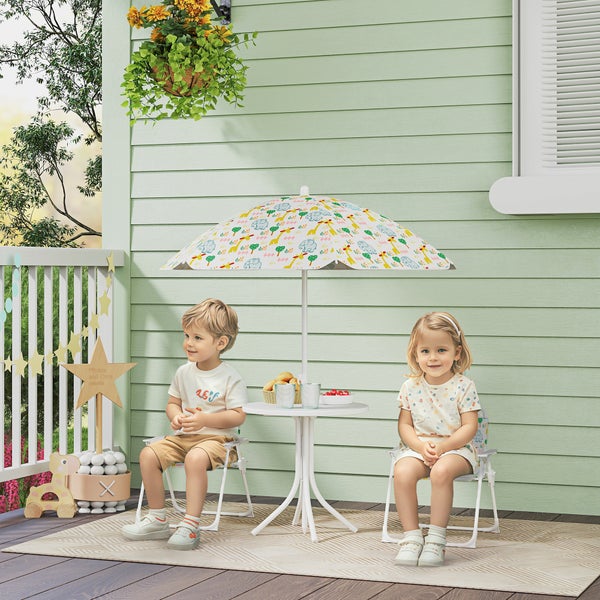 Szene mit Kindern an einem Gartentisch mit Sonnenschirm auf einer Veranda