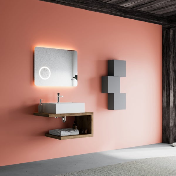 Modernes Badezimmer mit lachsfarbener Wand, Waschtisch aus Holz mit Aufsatzwaschbecken, beleuchtetem Spiegel und grauen Hängeschränken.
