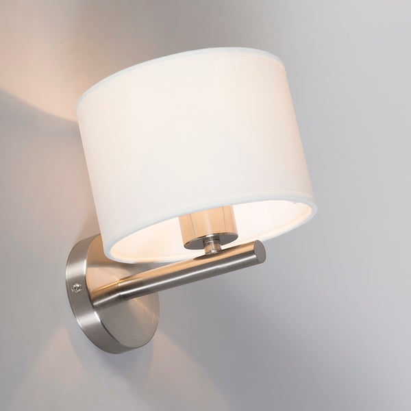 Wandleuchte mit rundem Textilschirm und Halterung aus Metall.