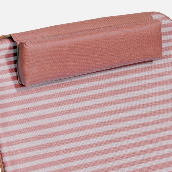 Nackenkissen für Gartenliege mit gestreiftem Textilbezug.