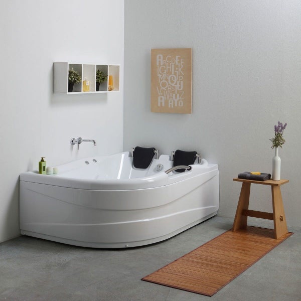 Helle Badezimmeransicht mit Badewanne, Holzschemel und Regalen für Badutensilien