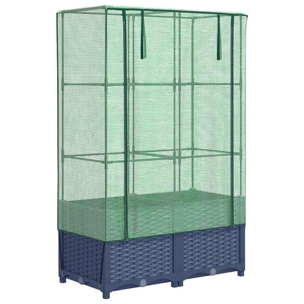 Gewächshaus mit Hochbeet aus Kunststoff in Rattan-Optik und Folienabdeckung mit Reißverschluss.