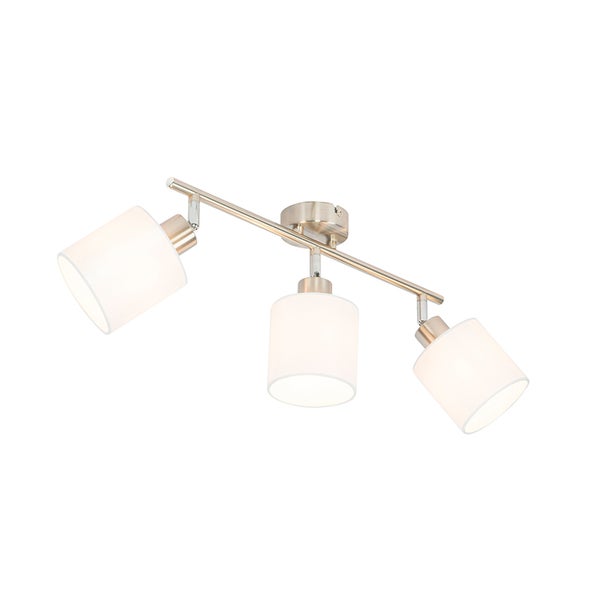 Dreiflammige Deckenleuchte mit verstellbaren Spotstrahlern aus Metall und weißen Stoffschirmen.