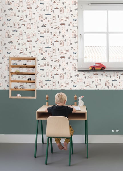 Kinderzimmer mit Tapete, Schreibtisch und Kind beim Malen