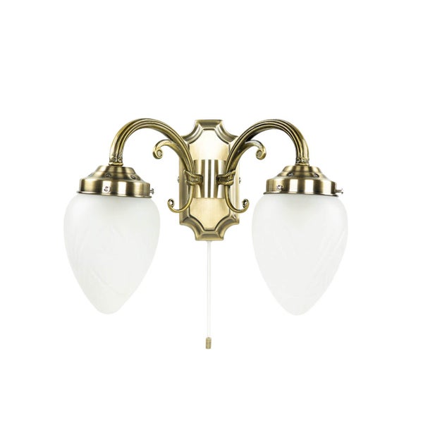 Zweiflammige Wandleuchte im Landhausstil aus Metall in Messingoptik mit mattierten Glasschirmen und Zugschalter.