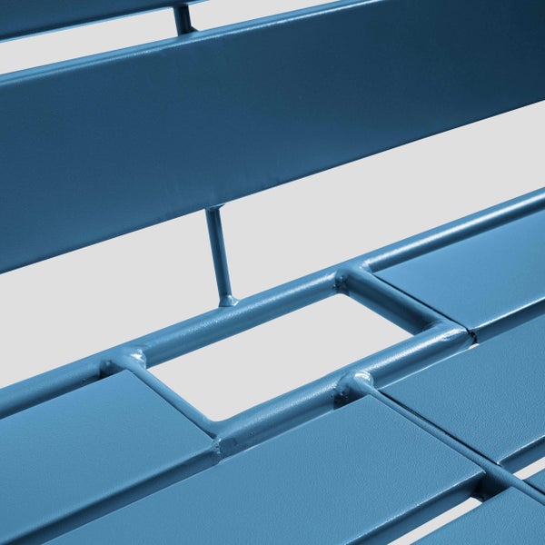 Detailansicht einer blauen Lamellenoberfläche aus Metall für Gartenmöbel.