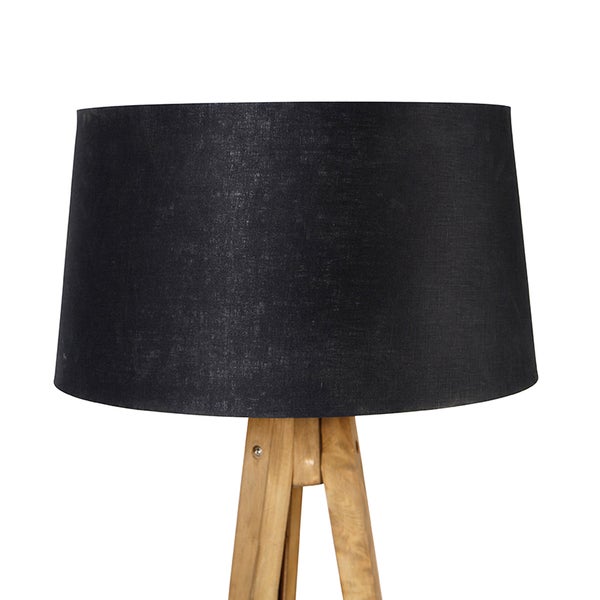 Stehlampe mit schwarzem Lampenschirm und Holzfuß