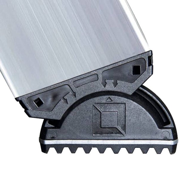 Detailaufnahme eines Leitersprossenfußes aus Kunststoff mit rutschfestem Profil