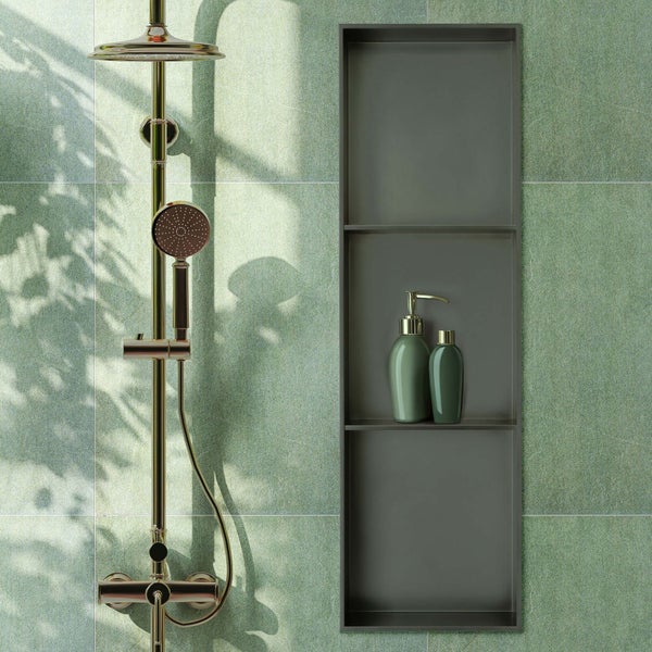 Moderne Dusche mit einer anthrazitfarbenen dreiteiligen Wandnische und einem goldfarbenen Duschsystem an Wandfliesen.