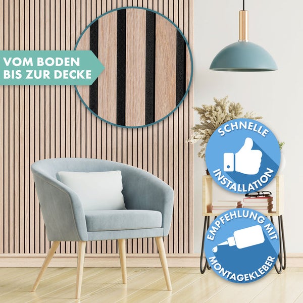 Raumansicht mit Akustikpaneelen an der Wand, Sessel und Beistelltisch