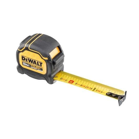 DeWALT Rollmaßband Tough Series mit 5 Meter Länge und ausziehbarem Metallband.