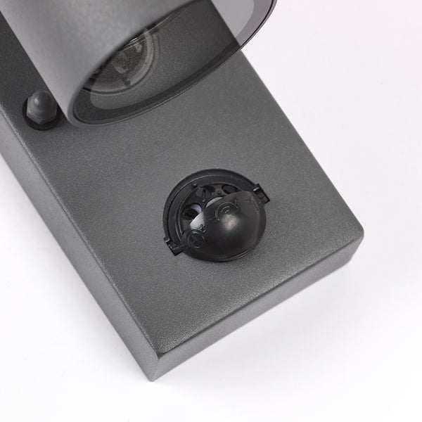 Detailaufnahme eines Bewegungsmelders an einer anthrazitfarbenen Außenwandleuchte aus Metall.