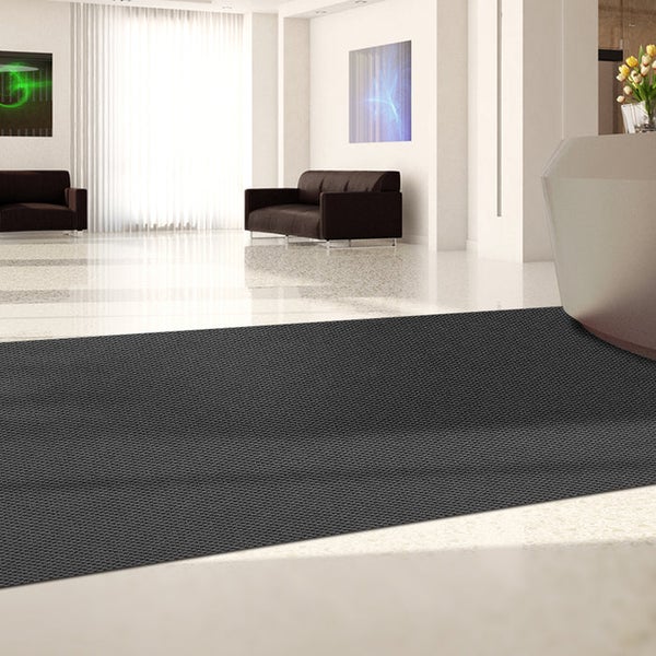 Schwarze Sauberlaufmatte in einem modernen Bürogebäude.