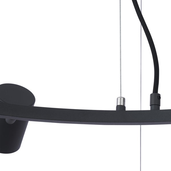 Detailansicht einer schwarzen Hängeleuchte mit Aufhängungsseil