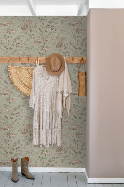 Dekoratives Interieur mit gemusterter Tapete, Holzgarderobe und verschiedenen Accessoires