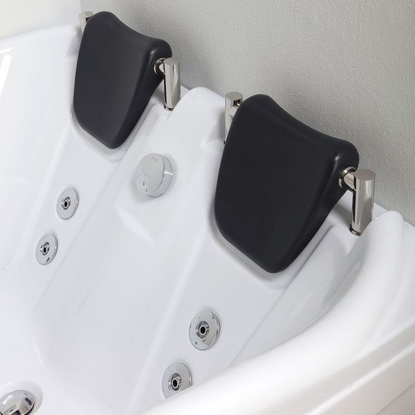 Detailansicht einer Whirlpool Badewanne mit Kopfstützen und Düsen