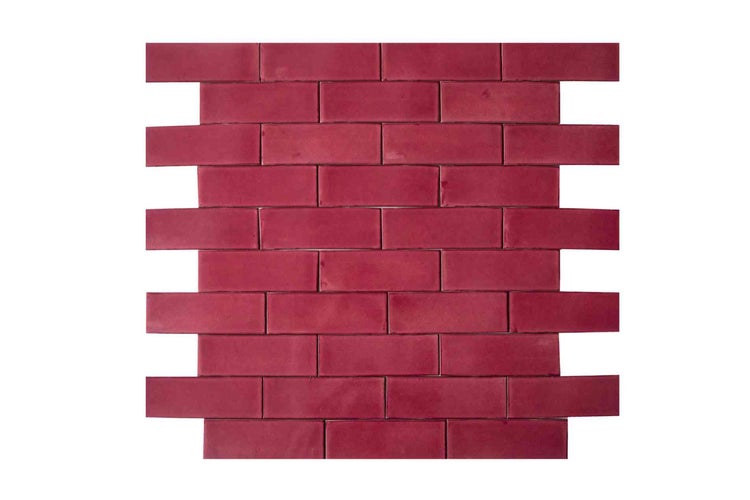 Mosaikfliese im Backsteinmuster aus rechteckigen Elementen in Bordeauxrot zur Wandgestaltung.