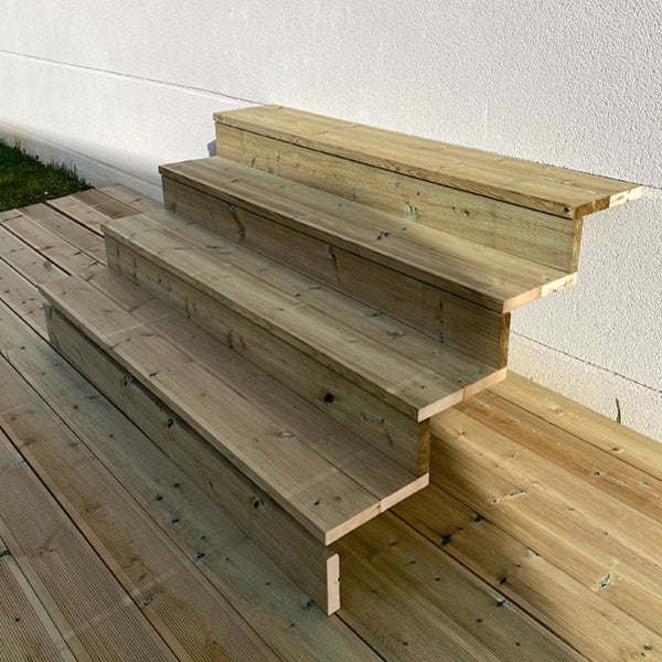 Holztreppe mit drei Stufen auf einer Terrasse