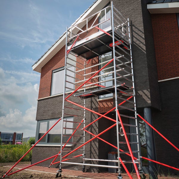 Rollgerüst vor einem Wohnhaus mit Ziegelmauerwerk