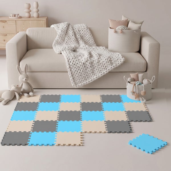 Puzzlematte aus Schaumstoff in einem Wohnzimmer vor einem Sofa mit Spielzeugkörben und Stofftieren.