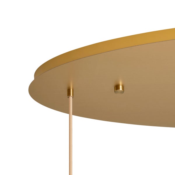 Detailaufnahme einer Deckenleuchte mit Aufhängung