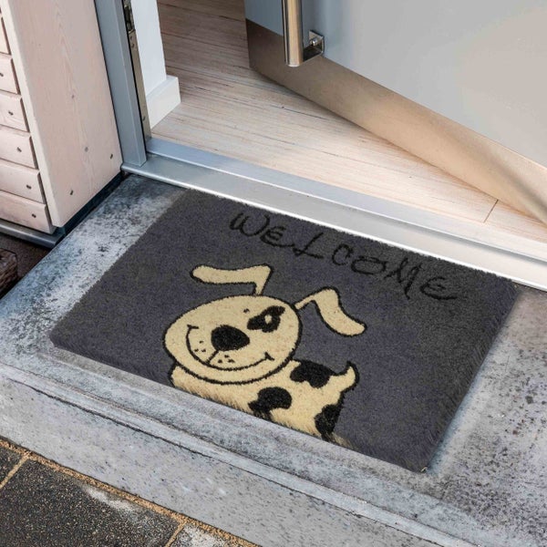 Fußmatte mit Hundemotiv und Willkommensgruß vor einer geöffneten Tür