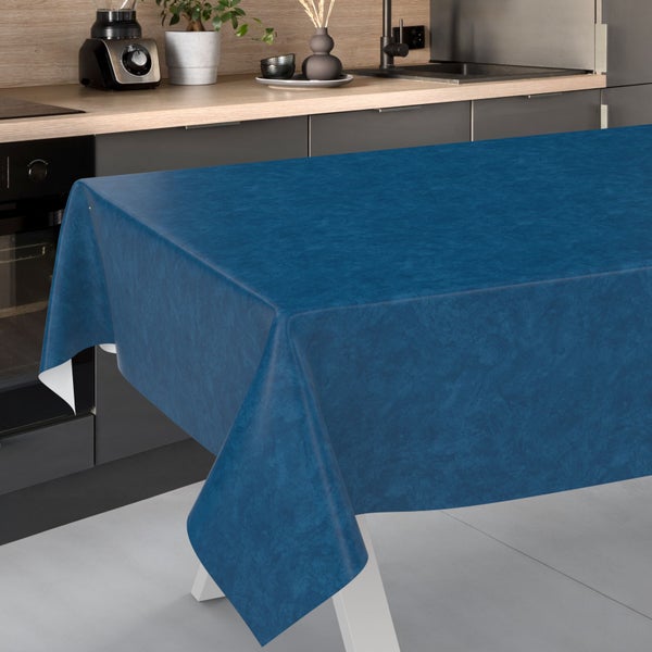 Blaue, abwischbare Tischdecke mit Marmor-Effekt auf einem Tisch in einer hellen, modernen Küche mit Arbeitsplatte in Holzoptik.