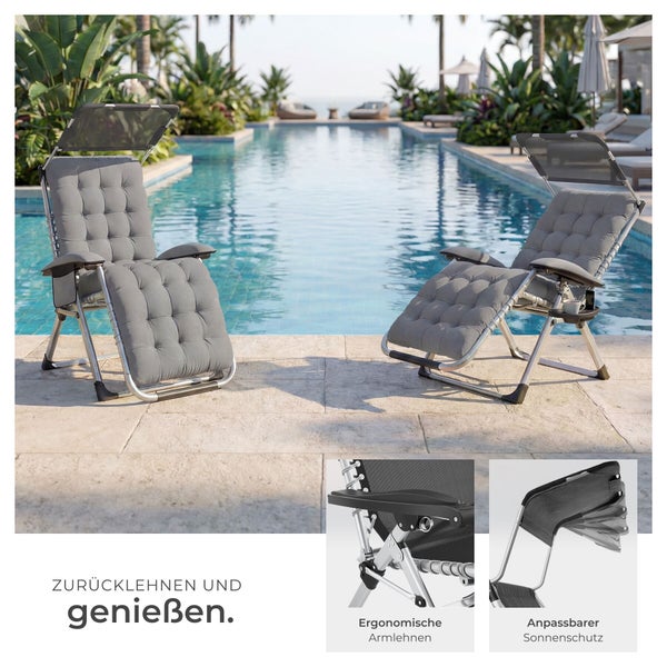 Zwei graue Gartenliegen mit verstellbarem Sonnenschutz und ergonomischen Armlehnen neben einem Pool.