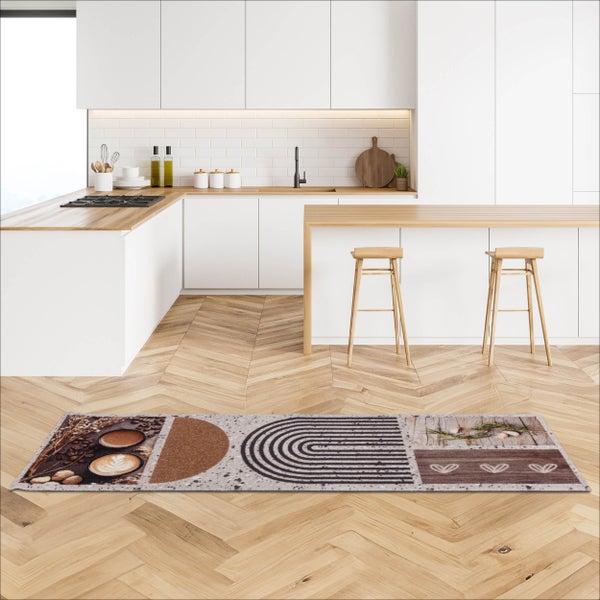 Küchenläufer mit Kaffee-Motiven und geometrischen Mustern in einer hellen Küche mit Holzboden im Fischgrätmuster.