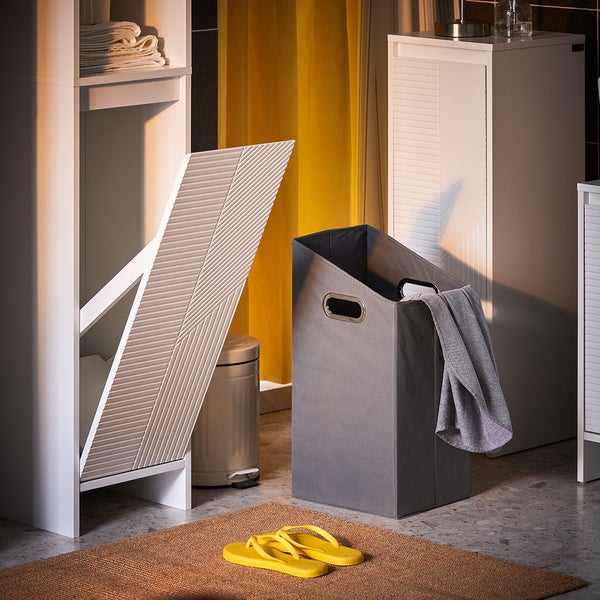 Badezimmer Szene mit Wäschekorb, Badmöbeln und Badteppich