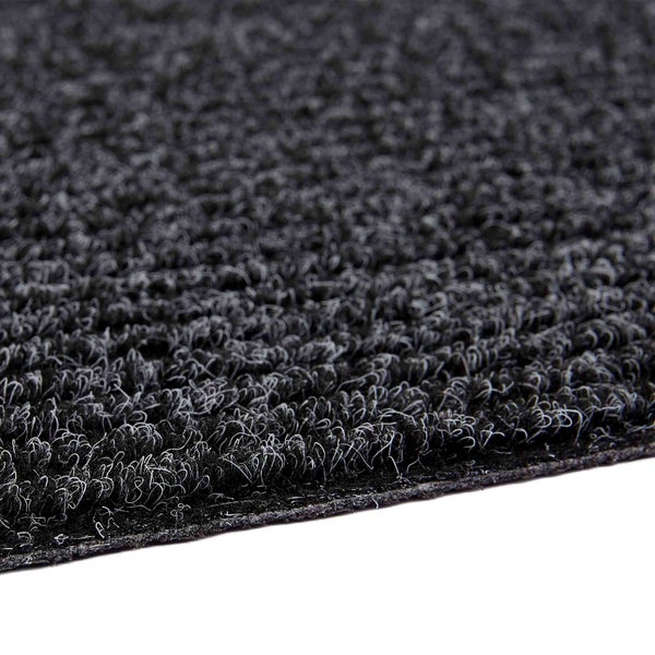 Nahaufnahme eines anthrazitfarbenen Teppichs mit Flor