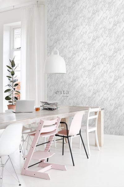 Heller Raum mit Esstisch, Stühlen und Tapete in Marmoroptik