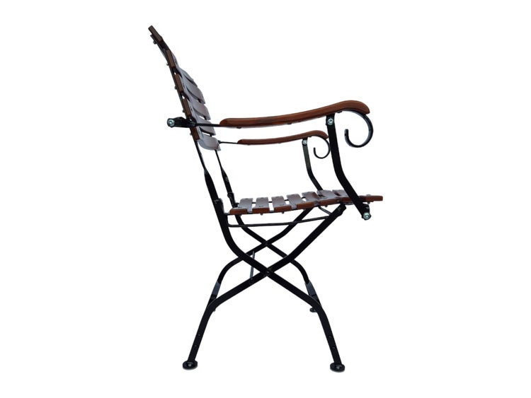 Klappbarer Gartenstuhl mit Holzlatten und Metallgestell inklusive Armlehnen.