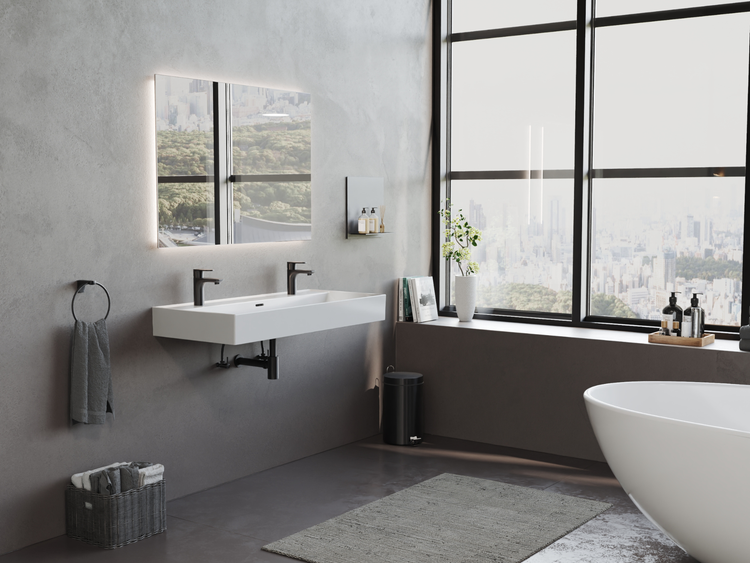 Modernes Badezimmer mit weißem Doppelwaschbecken, schwarzen Armaturen, hinterleuchtetem Spiegel und freistehender Badewanne vor großem Fenster.