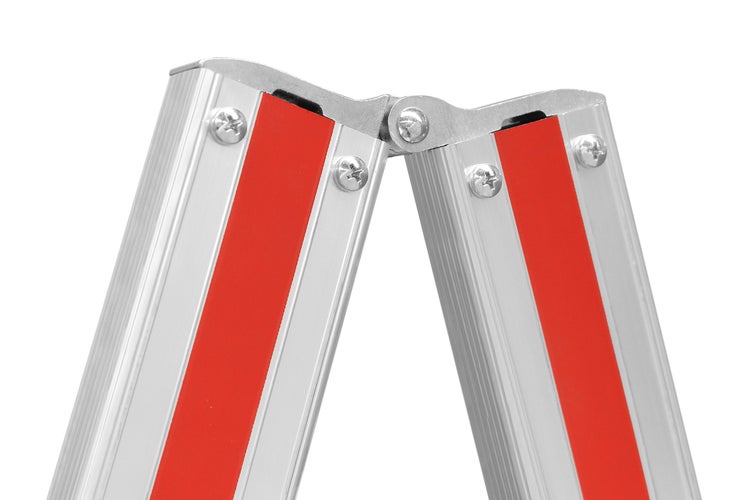 Detailansicht einer Aluminiumleiter mit rotem Streifen und Schrauben
