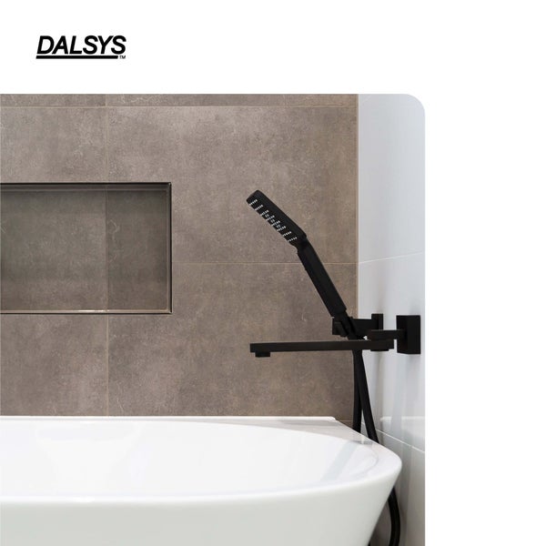 DALSYS Logo. Moderne Wannenarmatur in Mattschwarz mit Handbrause an einer grauen Fliesenwand über einer weißen Badewanne mit Wandnische.