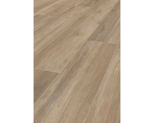 Verlegte Bodenfliesen in Holzoptik