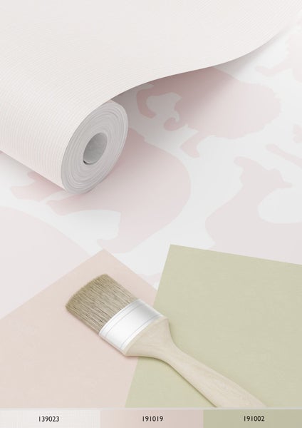 Tapetenrolle mit abstraktem Muster und Farbpalette sowie Pinsel