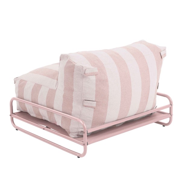 Loungesessel mit gestreiftem Kissen und Metallgestell, Rückansicht.