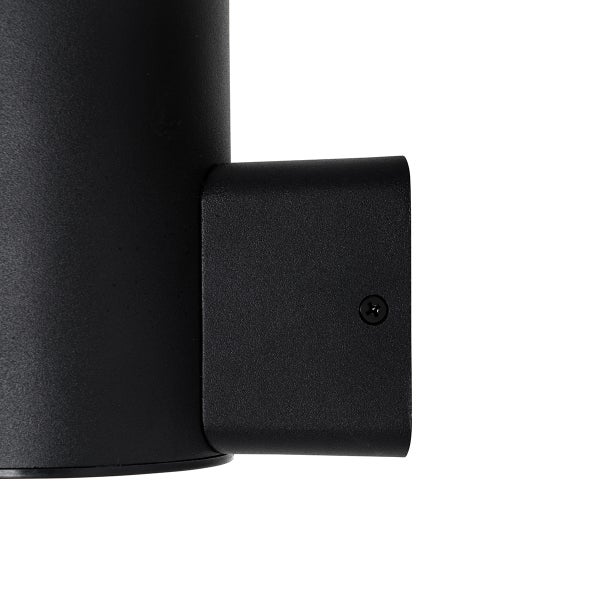 Detailansicht einer schwarzen zylindrischen Wandleuchte mit rechteckiger Wandhalterung und kleiner Schraube.