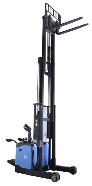 Blauer und schwarzer elektrischer Hochhubwagen mit ausgefahrenem Mast und angehobenen Gabeln.