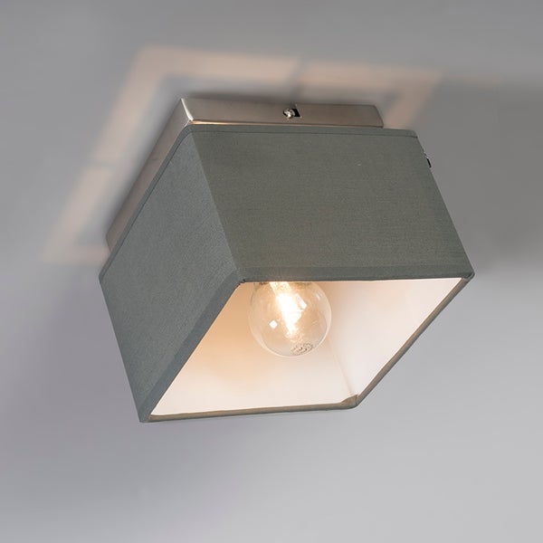 Quadratische Deckenleuchte mit grauem Stoffschirm und Metallsockel.