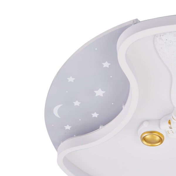 Detail einer Deckenleuchte für das Kinderzimmer in Wolkenform mit Motiven von Mond, Sternen und einem Astronauten.