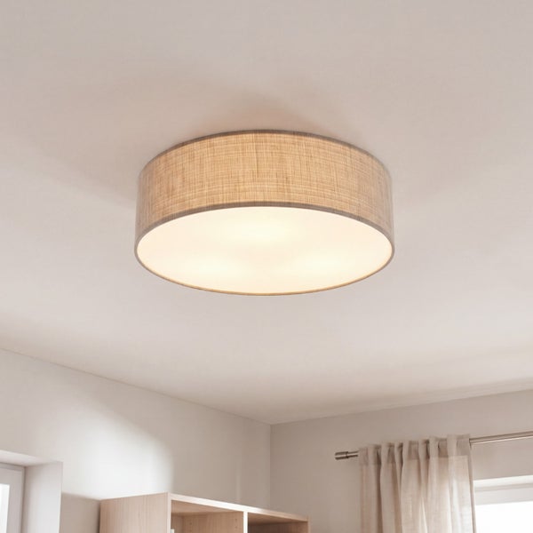 Runde Deckenleuchte mit Textilschirm in moderner Wohnraumumgebung zur gleichmäßigen Beleuchtung.