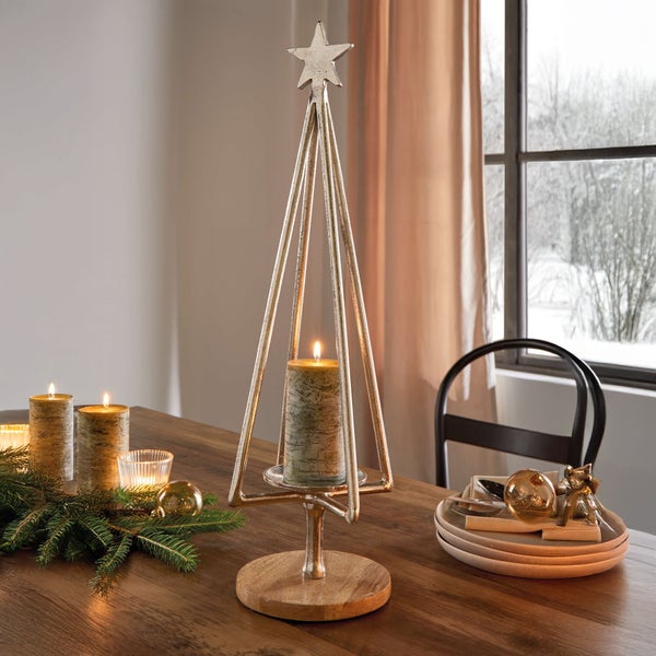 Festlicher Tisch mit Weihnachtsbaum-Kerzenhalter und Kerzen