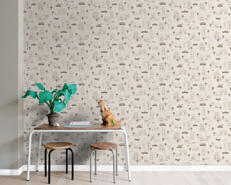 Dekoriertes Zimmer mit Mustertapete, Tisch und Hockern