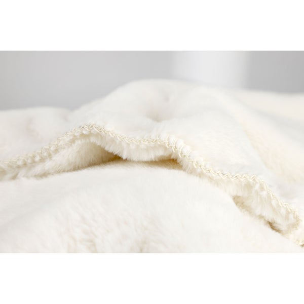 Nahaufnahme einer hellen Kuscheldecke mit Ziernaht