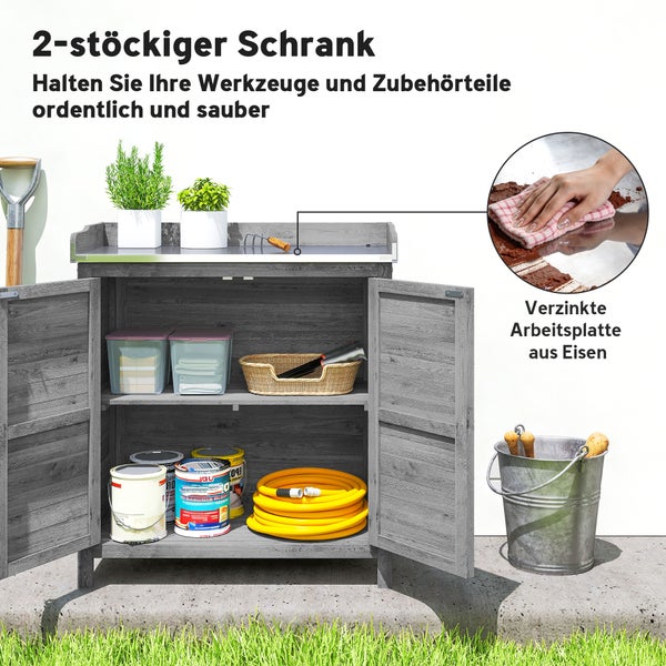 Zweistöckiger Gartenschrank aus grauem Holz mit verzinkter Arbeitsplatte aus Eisen, gefüllt mit Gartenwerkzeugen und Zubehör.