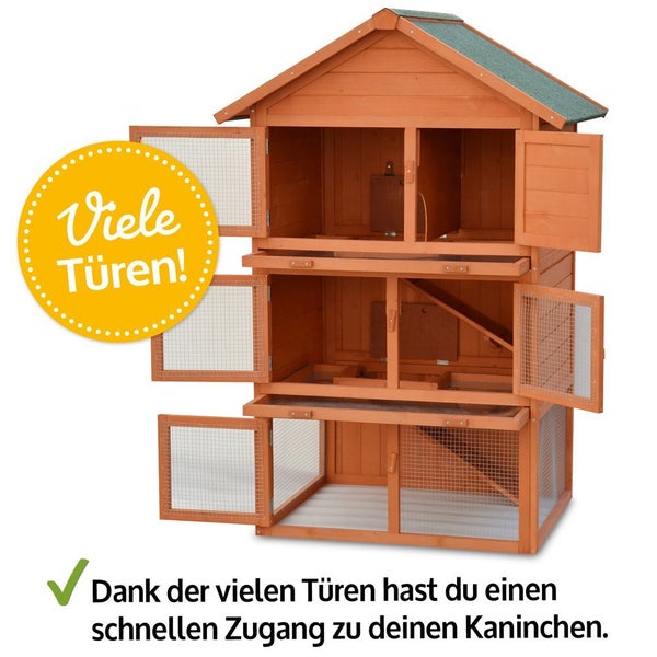 Dreistöckiger Kaninchenstall aus Holz mit vielen Türen für einfachen Zugang und ausziehbaren Bodenwannen zur Reinigung.