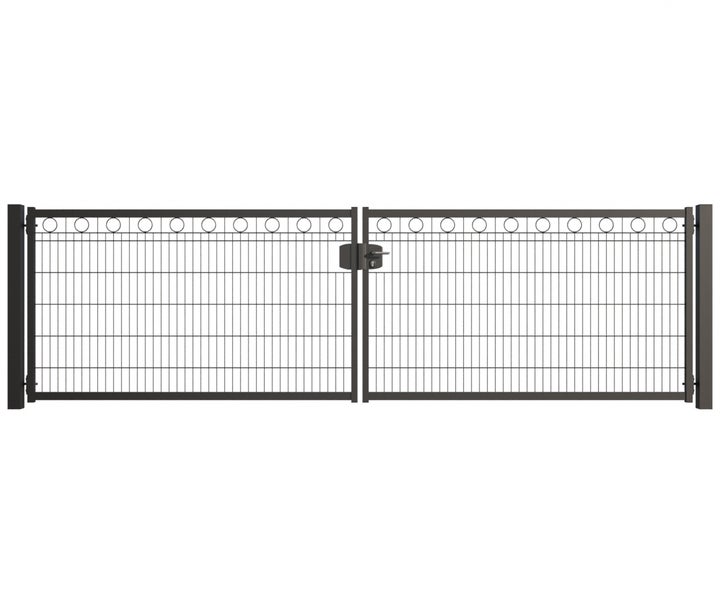 Doppeltor aus Metall mit Schloss und Zierringen